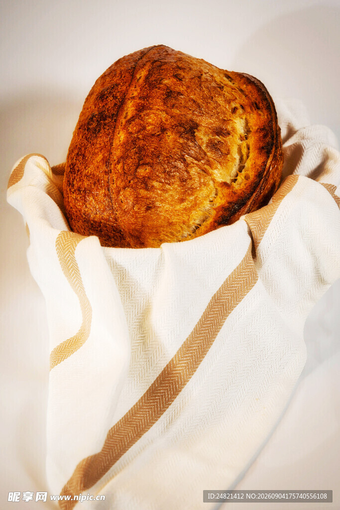 面包置于布中散发诱人气息