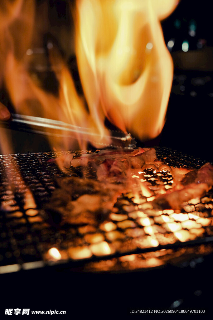 火焰炙烤中的美味烤肉