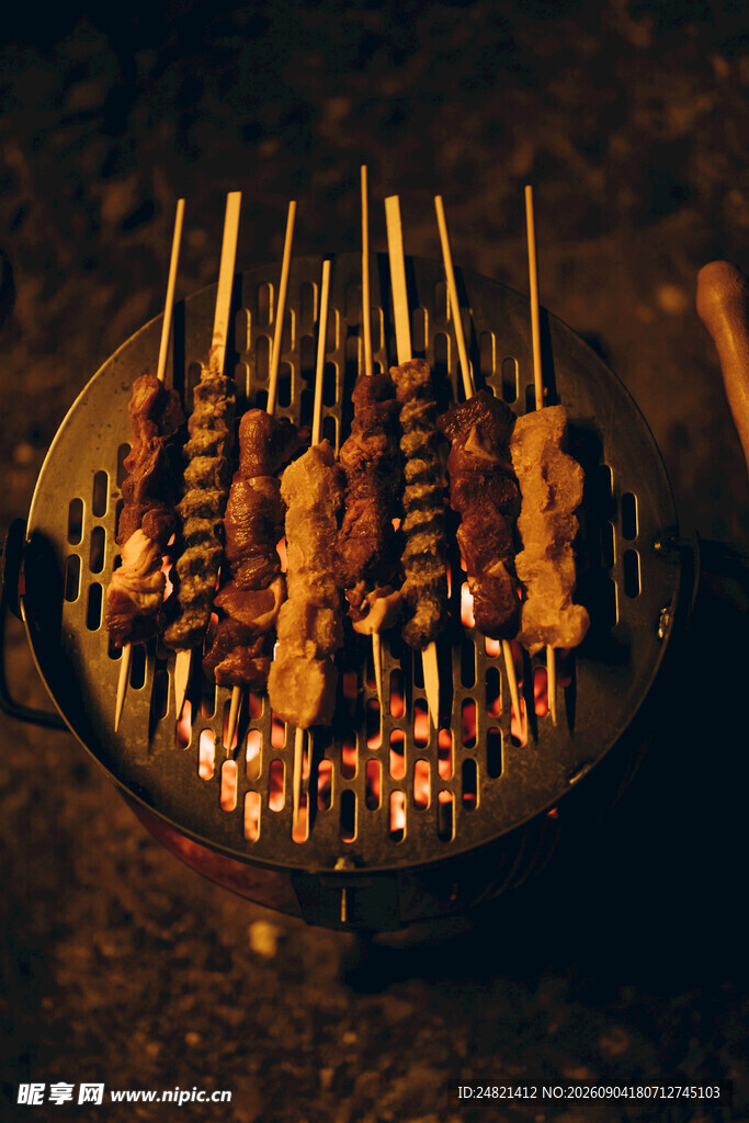 炭火上的美味烤肉串