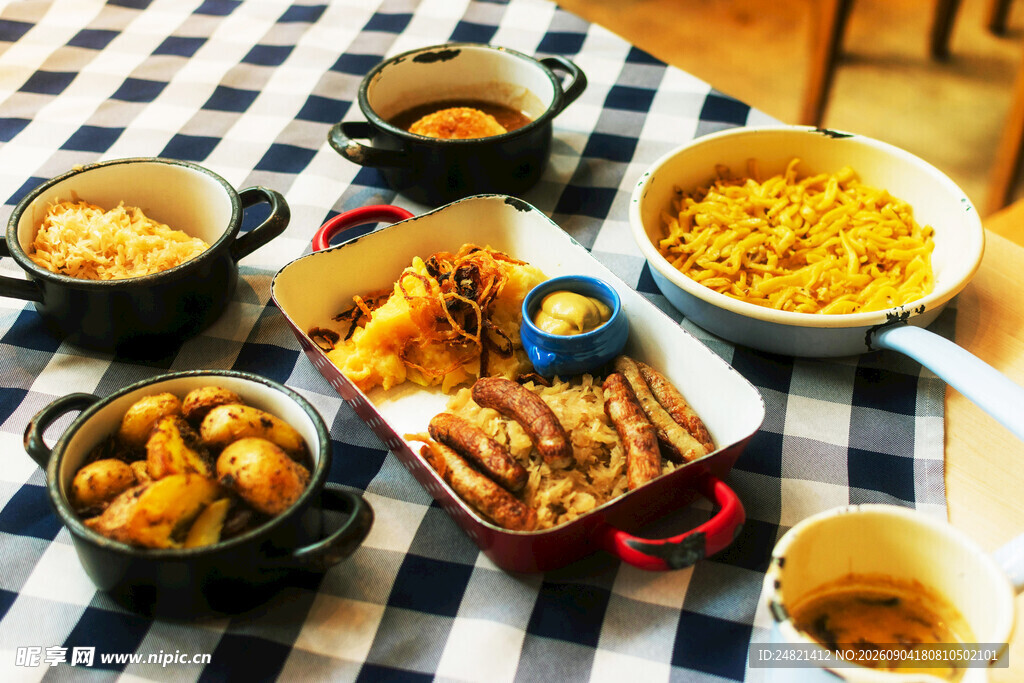 丰盛美食摆满桌
