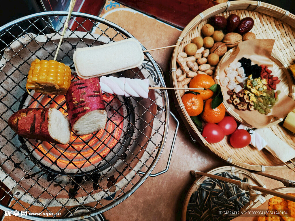 户外烧烤美食丰盛场景