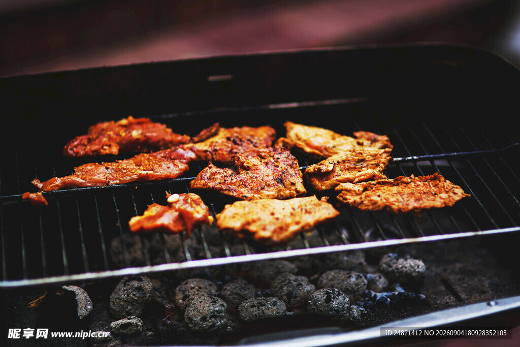 炭火上的美味烤肉