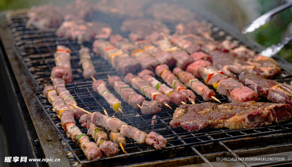 户外烧烤架上的美味烤肉