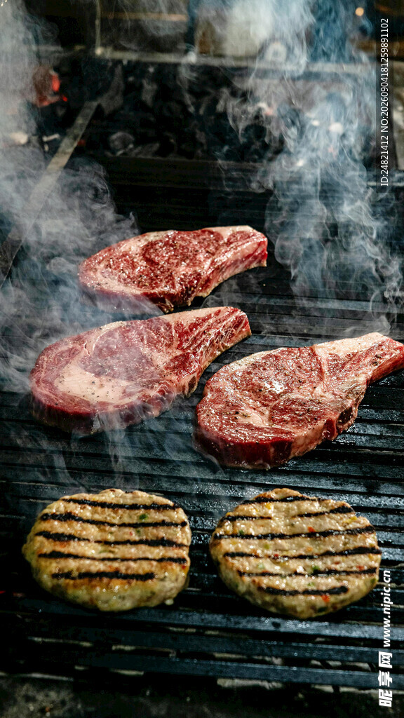 户外烧烤牛排与汉堡肉饼