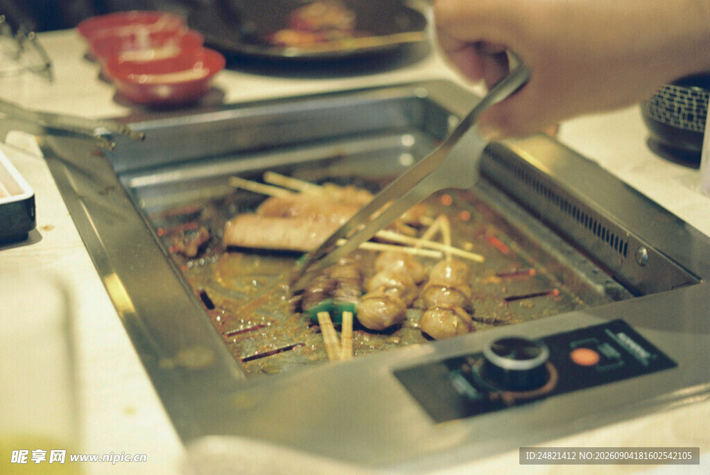 韩式烤肉现场烹饪瞬间