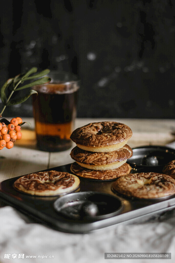 美味松饼搭配饮品与配菜