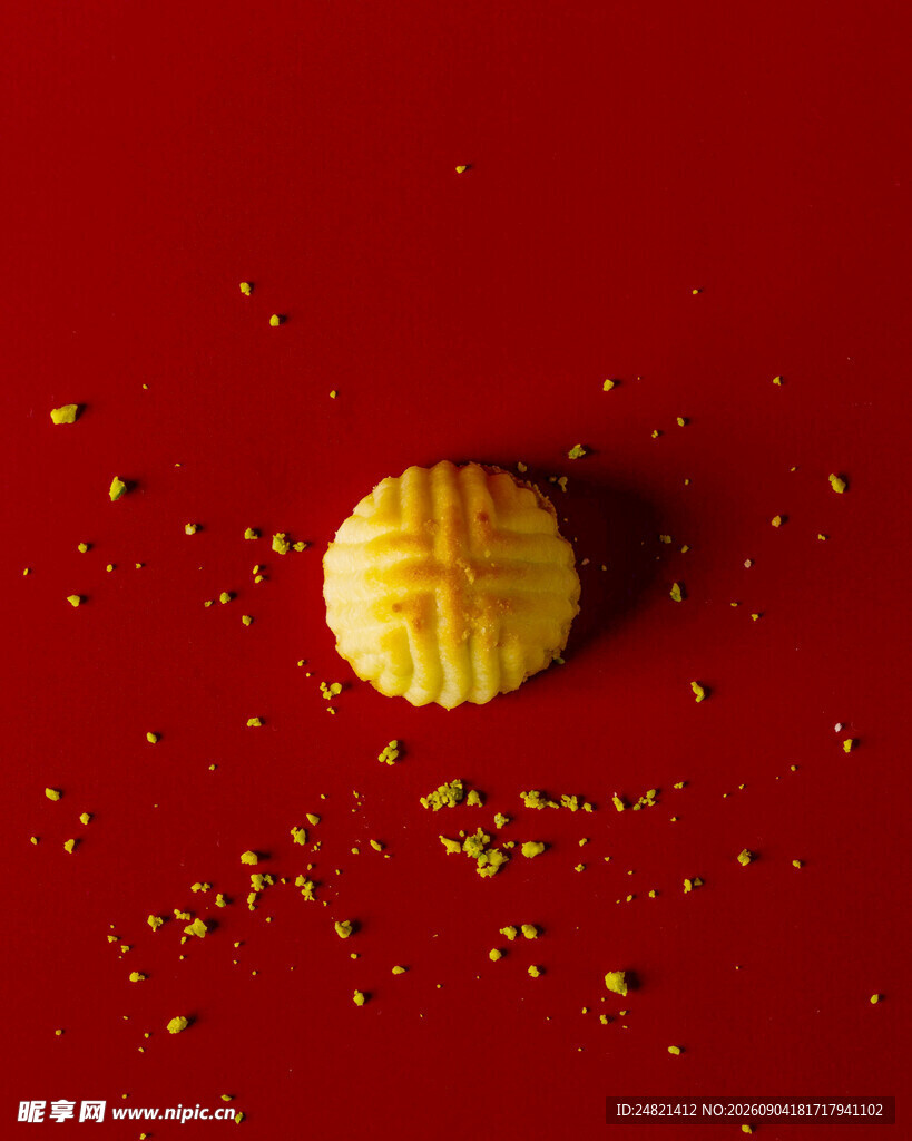 红色背景上的一枚月饼