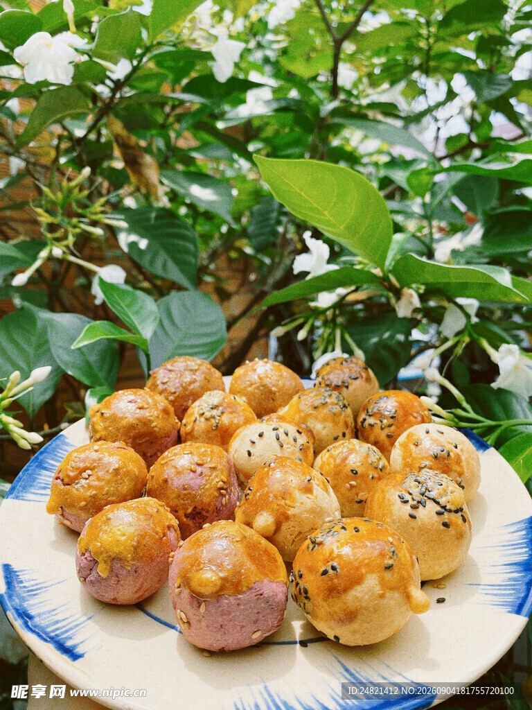 美味丸子摆于蓝白瓷盘