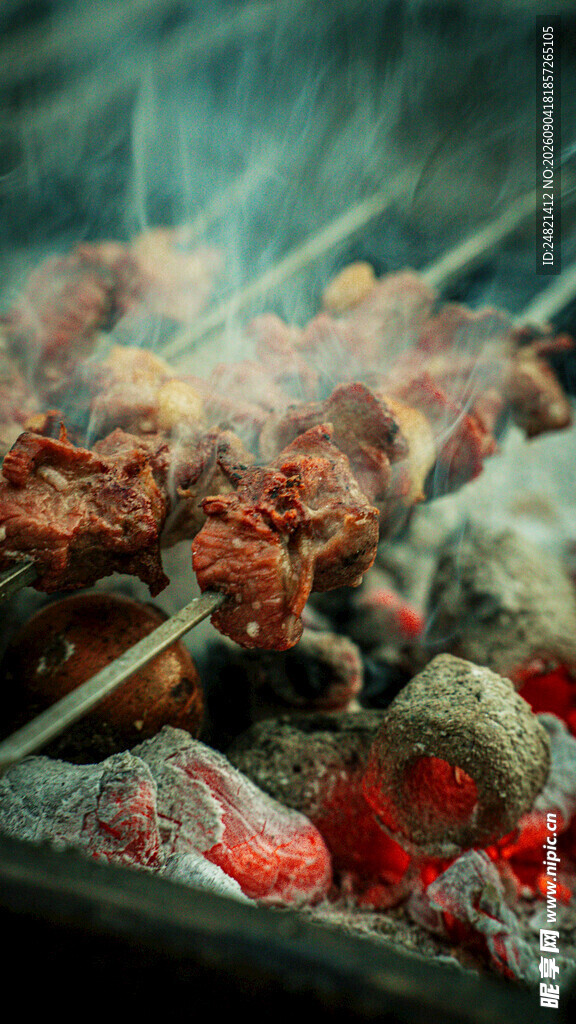 炭火上滋滋冒油的烤肉