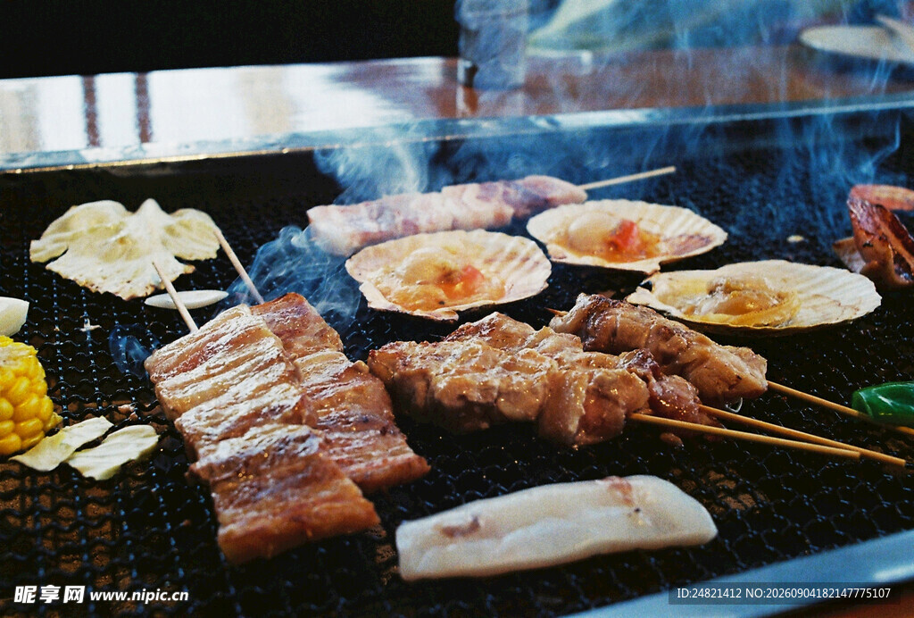 户外烧烤美食诱人场景