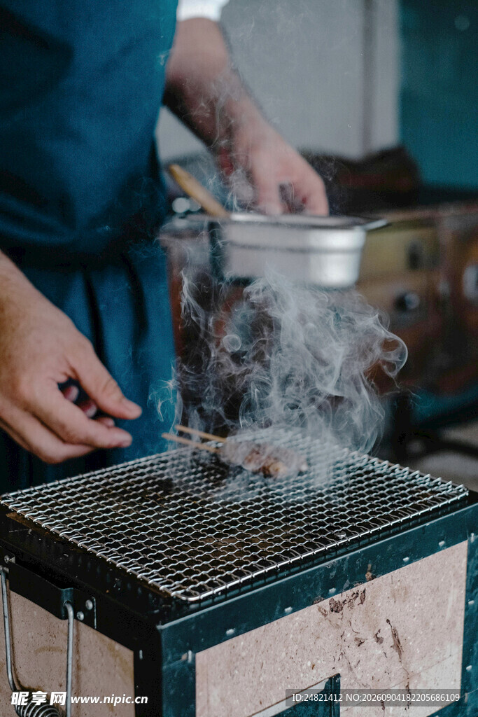 厨师在炉灶上烹饪食物