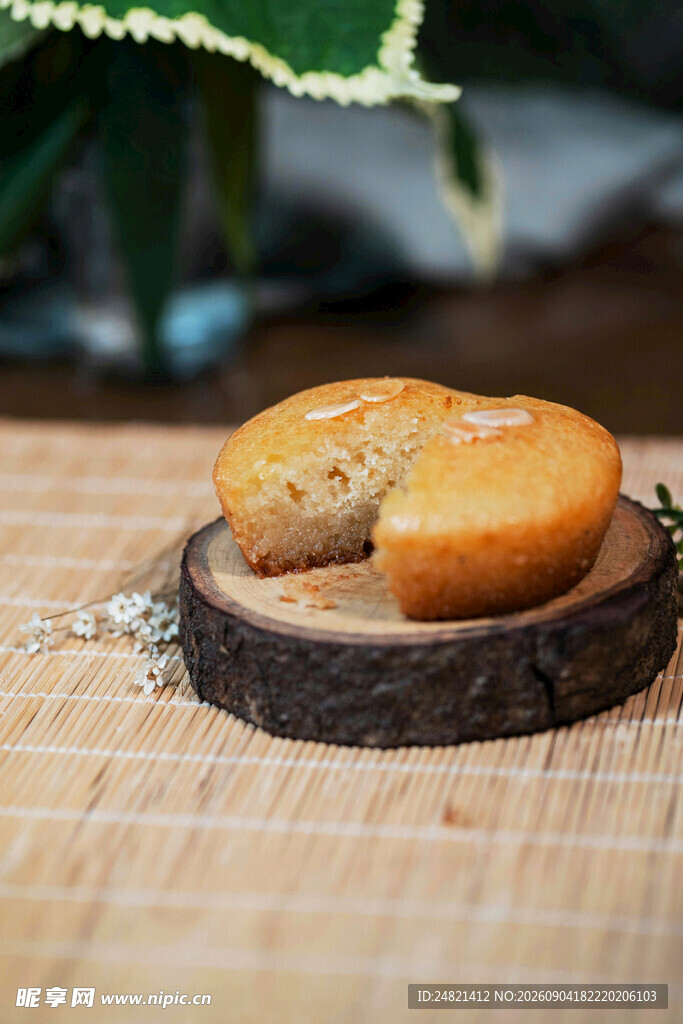 木盘上的美味传统糕点