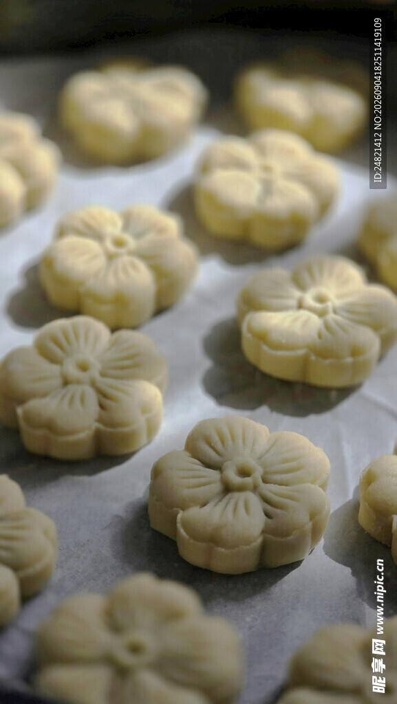 烤盘上的美味花朵形饼干