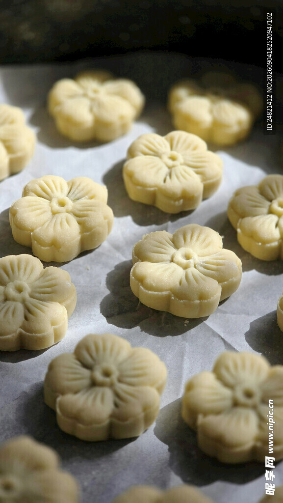 自制美味小花形饼干