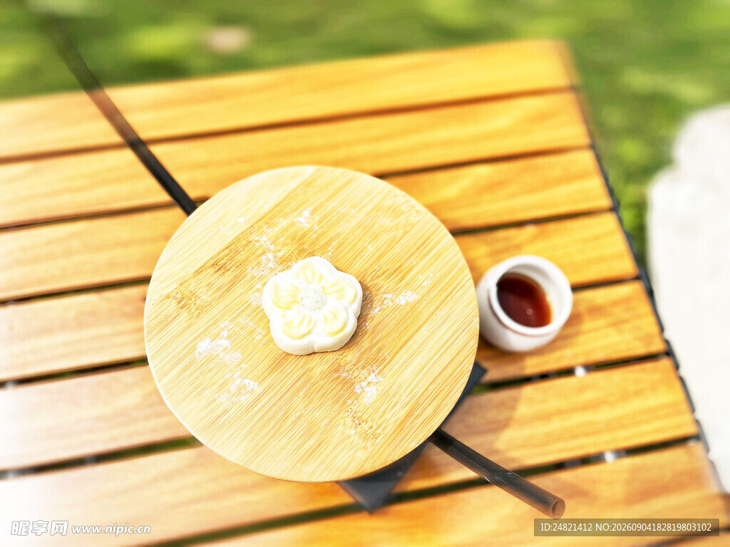 竹制茶具与一杯热茶