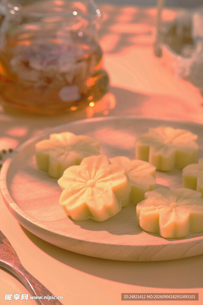 精致糕点摆于餐桌之上