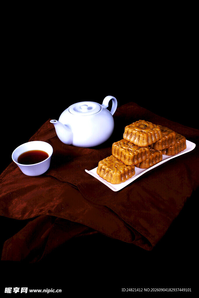 中式茶具与点心组合