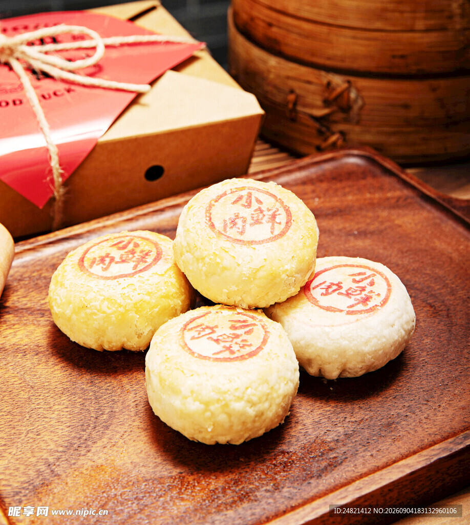 传统美味月饼摆放在木盘上