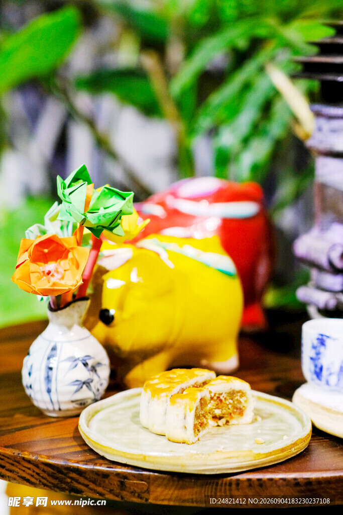 小黄猪摆件与美味点心