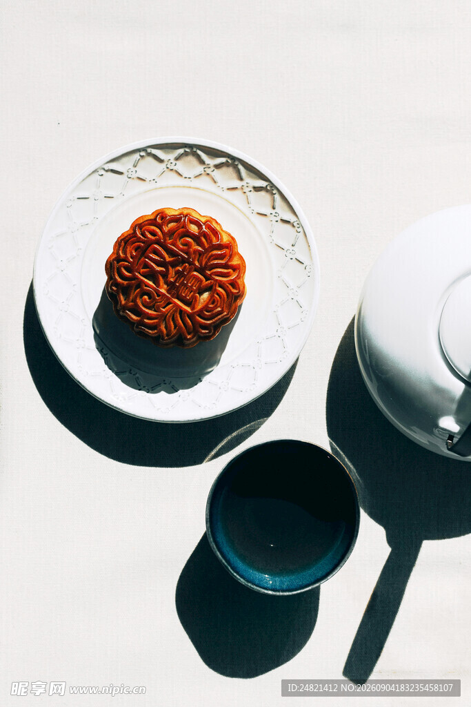 中式茶点与茶具组合