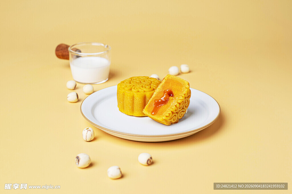 美味夹心蛋糕与牛奶相伴