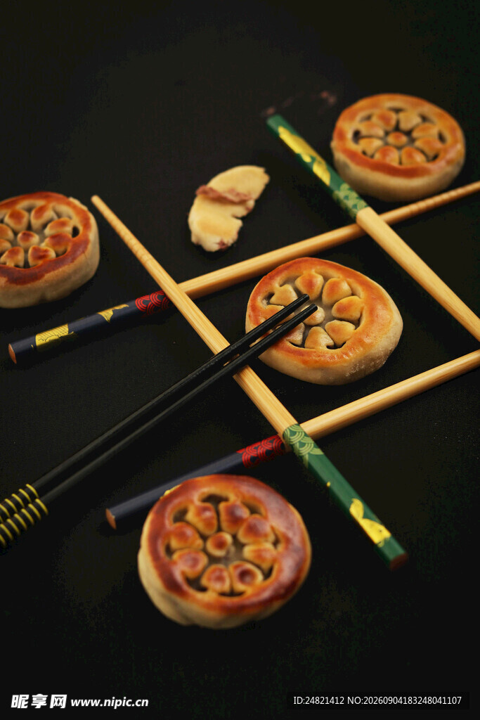 美味披萨配筷子等餐具