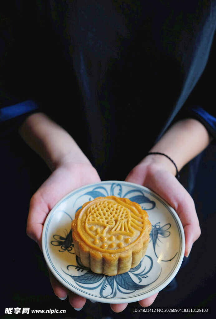 手中的精美传统月饼