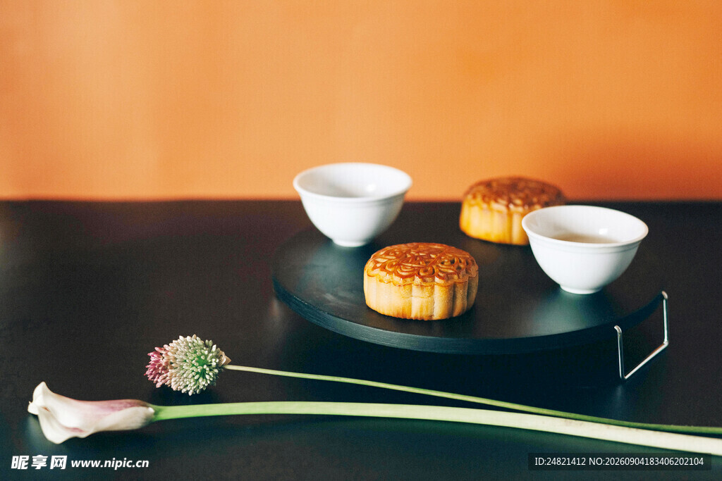 中式茶点与雅致插花