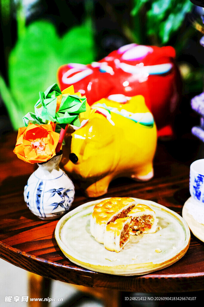 中式美食与多彩摆件组合