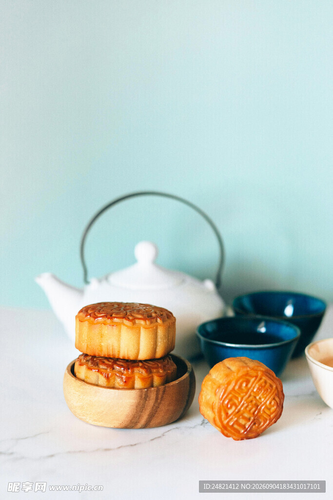 中式茶具与美味月饼组合