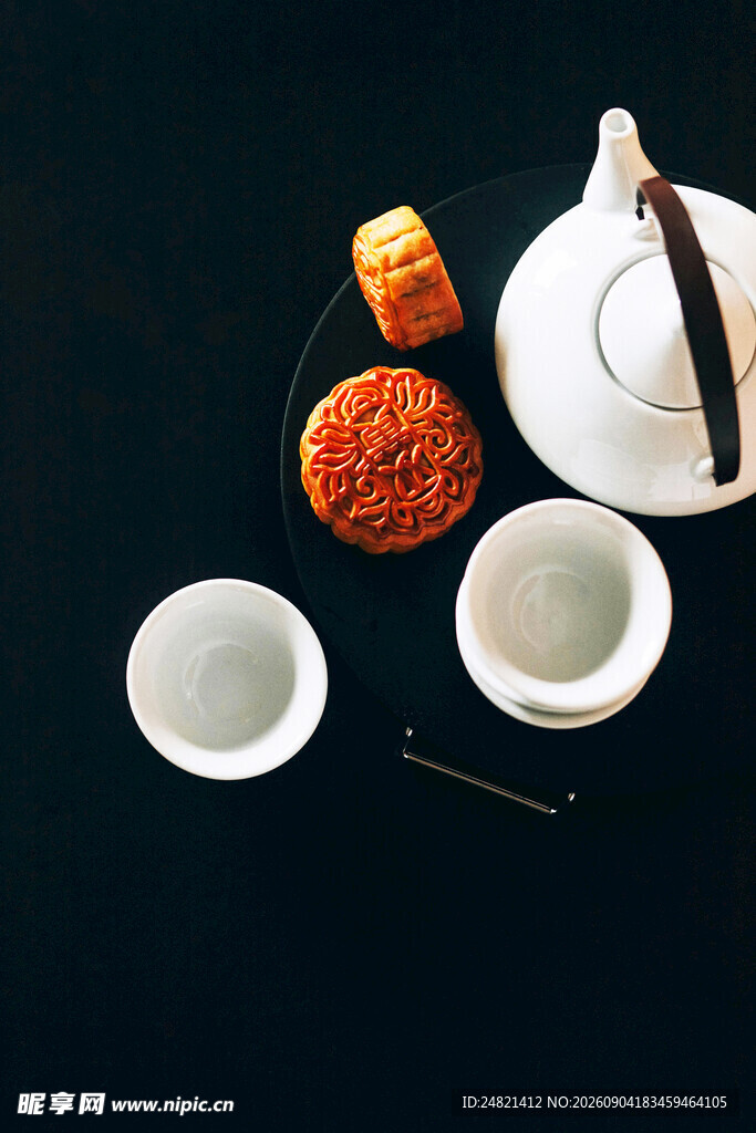 中式茶具与点心组合