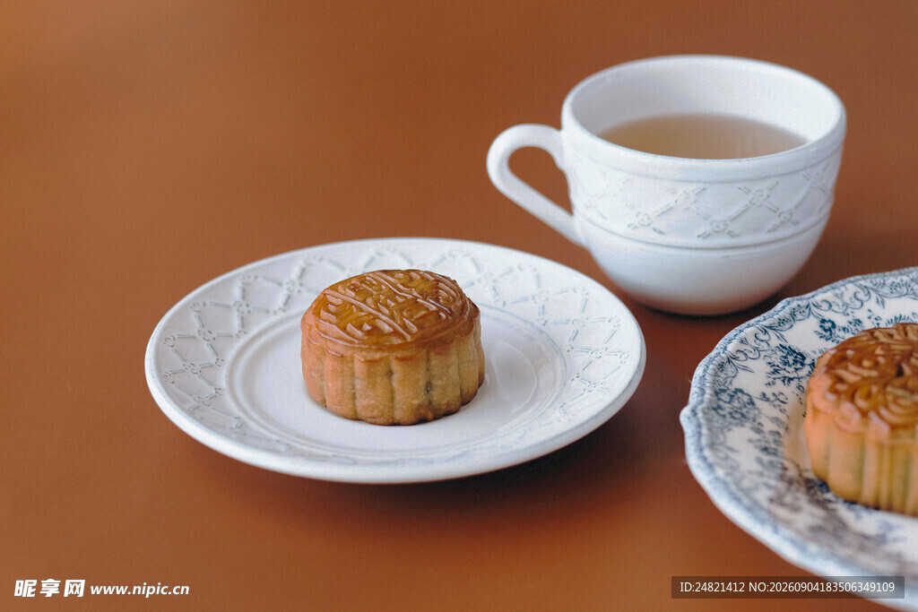 中式茶点月饼与清茶