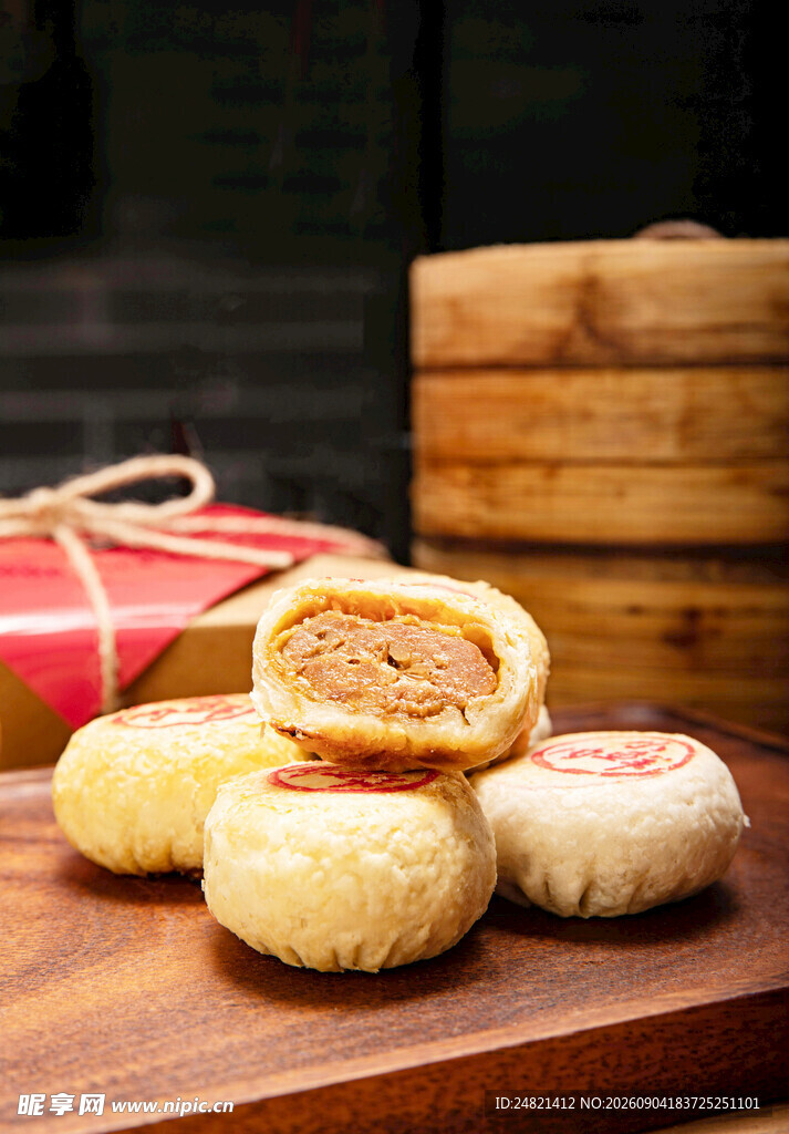 美味鲜肉月饼摆放在木盘上