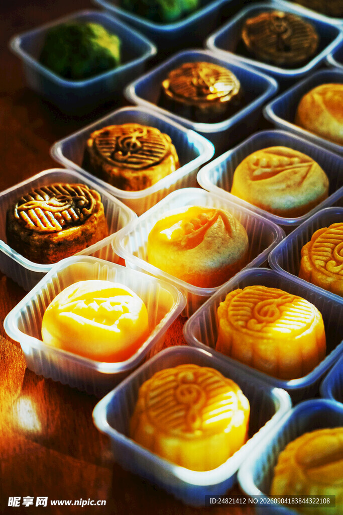多样美味糕点整齐排列