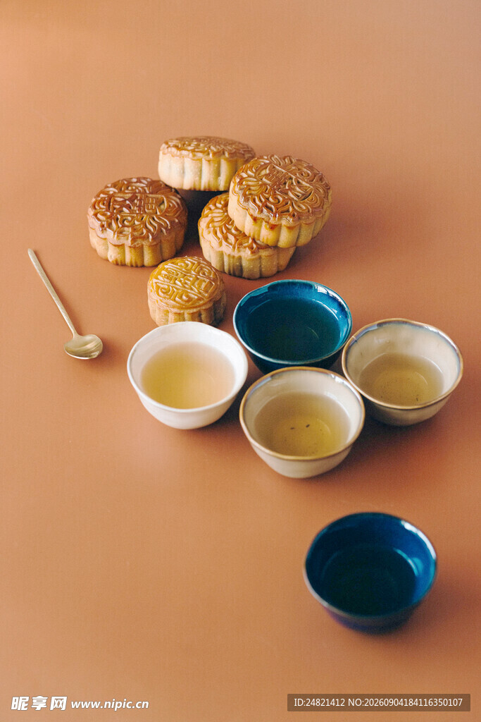 中式月饼与调料组合