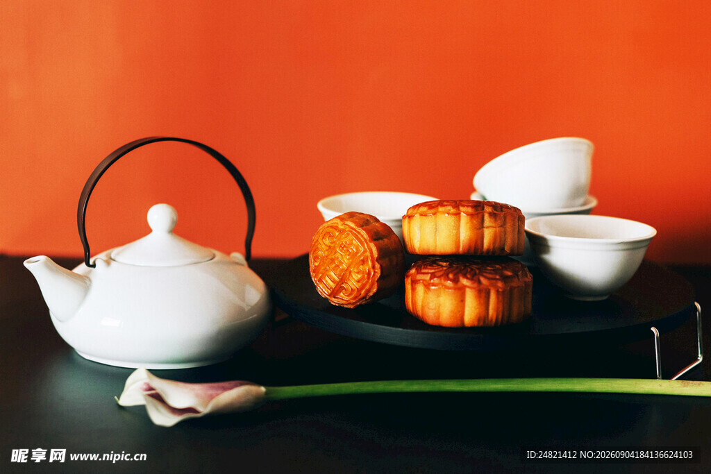 中式茶具与美味月饼组合