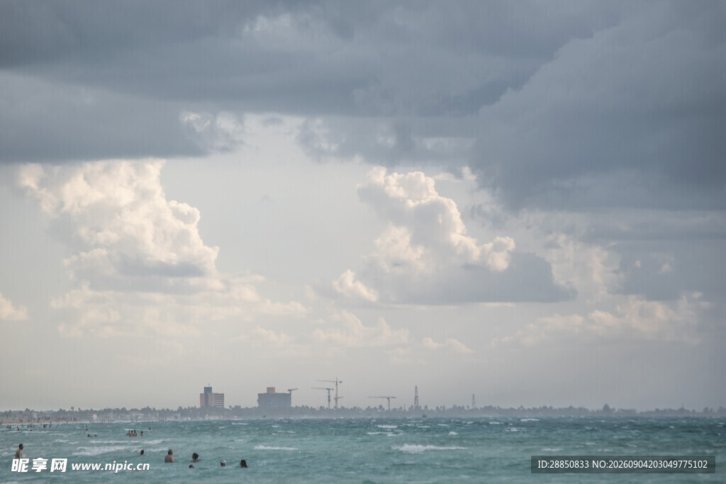 海边乌云下的壮阔海景
