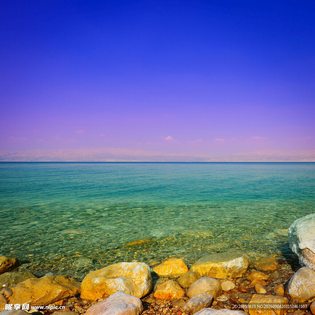 海边美景清澈海水与礁石