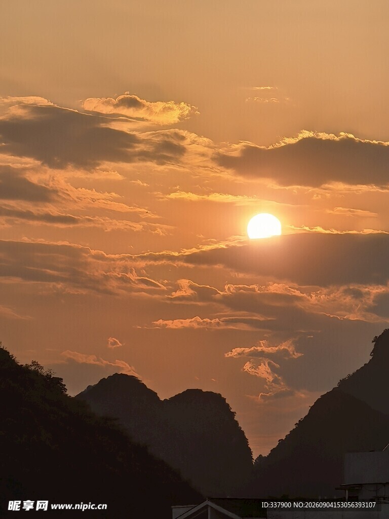 夕阳下的山峦美景