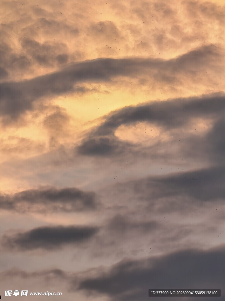 黄昏时分梦幻云层景观