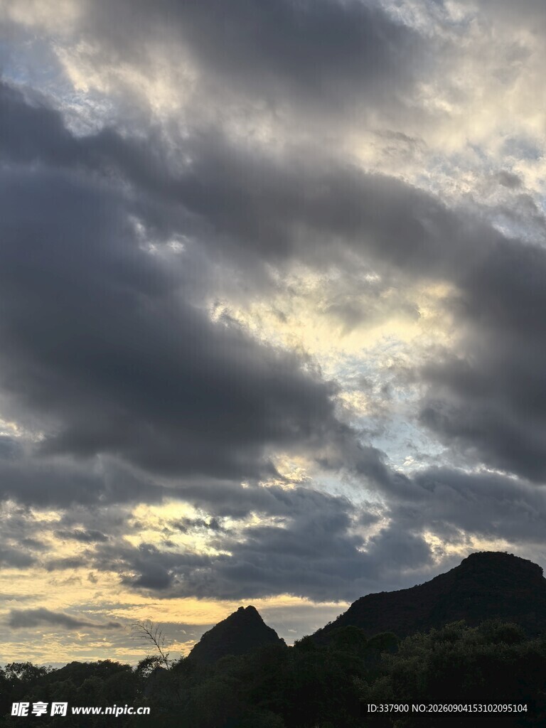 黄昏山峦间的厚重云层