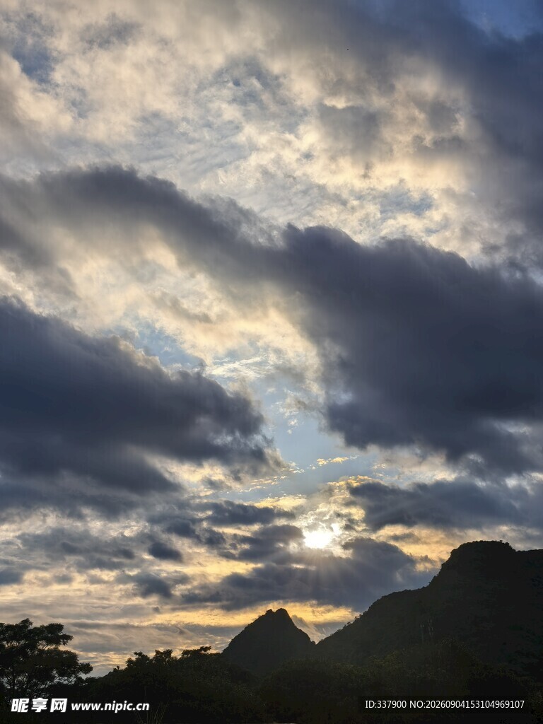 山间日落时分壮丽云霞