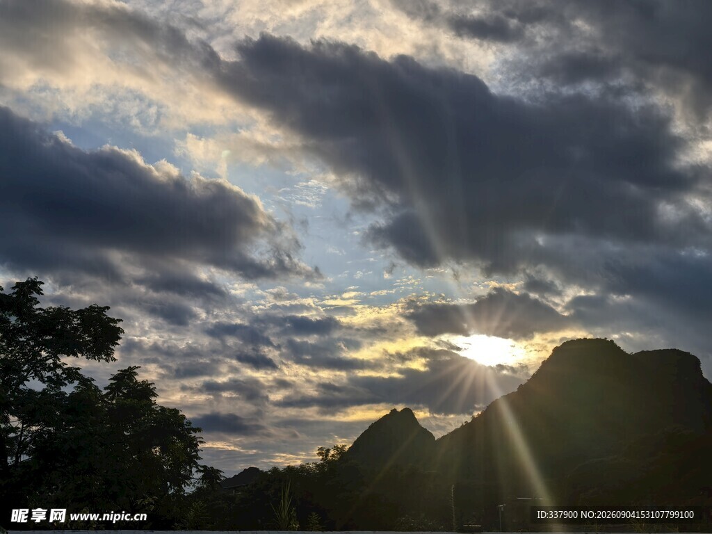 夕阳下的山峦与云霞