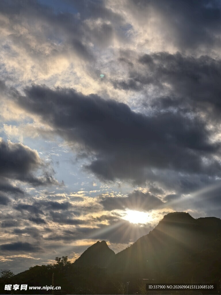 日出时分的山峦与云霞