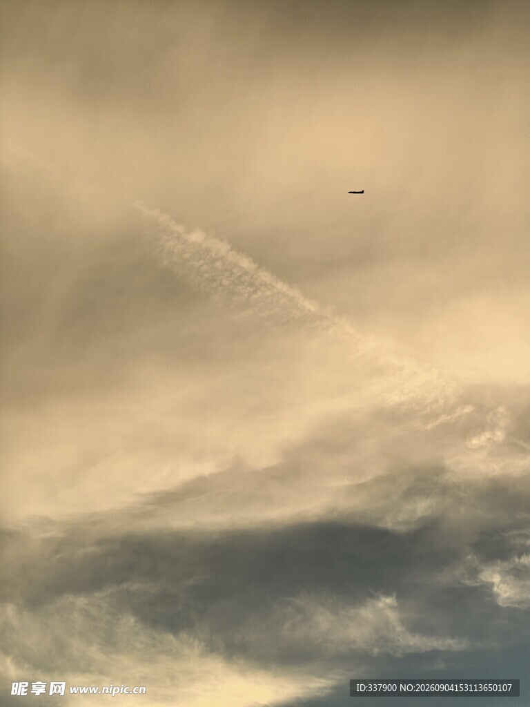 天空中的飞机尾迹