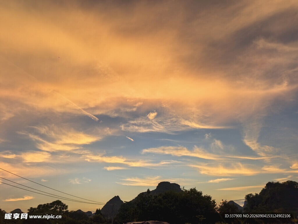 黄昏时分绚烂天空景色