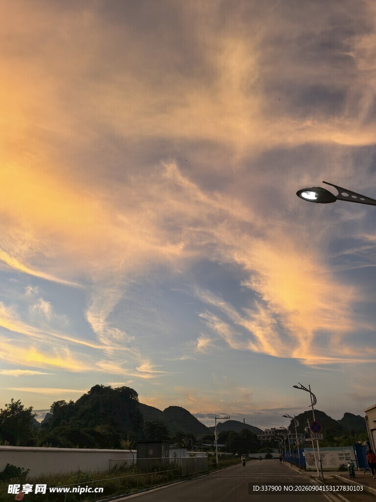 黄昏街道上的绚丽天空