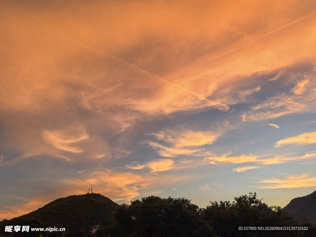 绚丽晚霞下的山峦景色