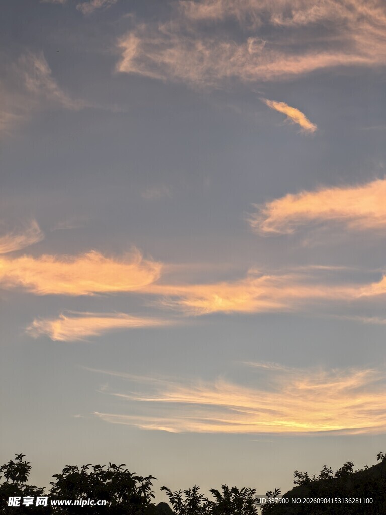 黄昏时分绚烂天空美景