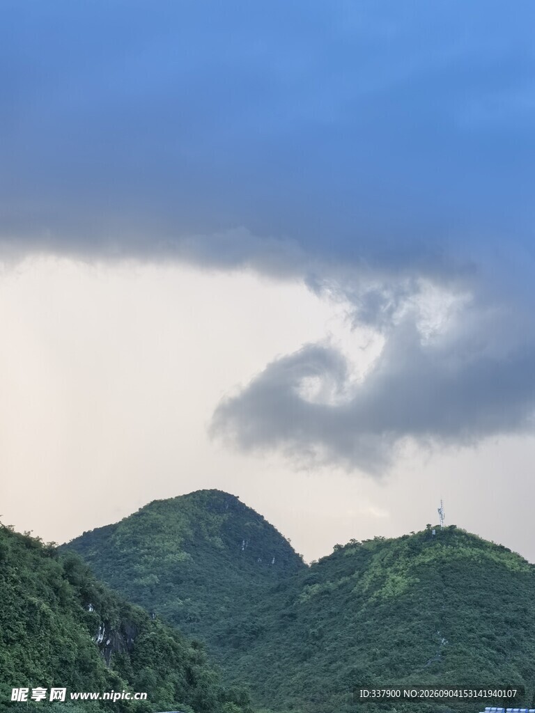 青山之上的天空美景
